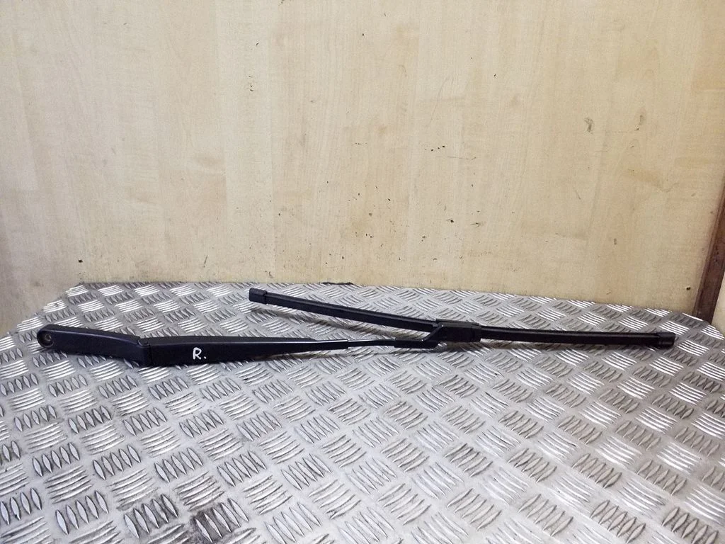 Front wiper blade arm 5L2955410