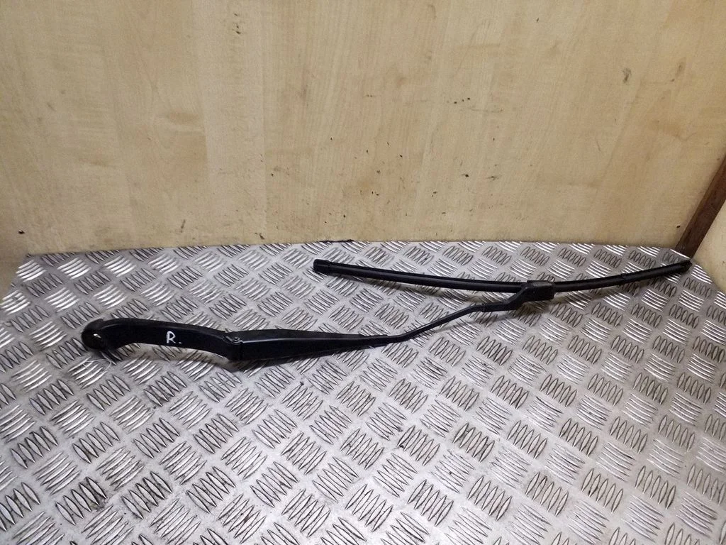 Front wiper blade arm – Ford Kuga I (2008-2012)