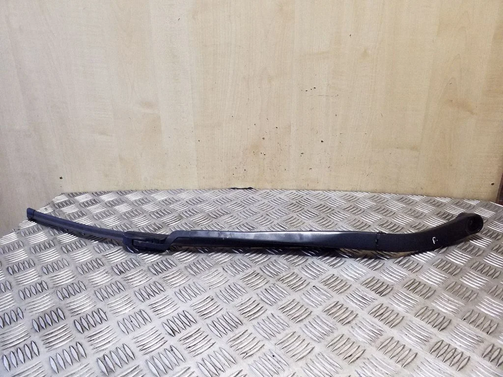 Front wiper blade arm – right