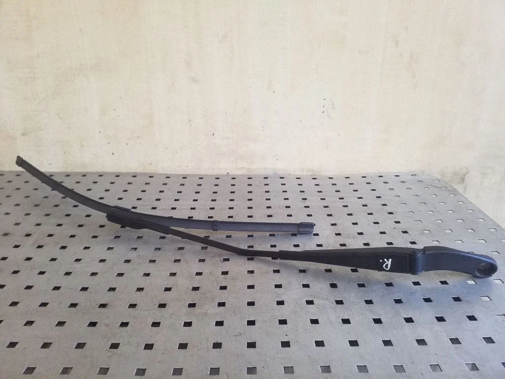Front wiper blade arm 8F2955408