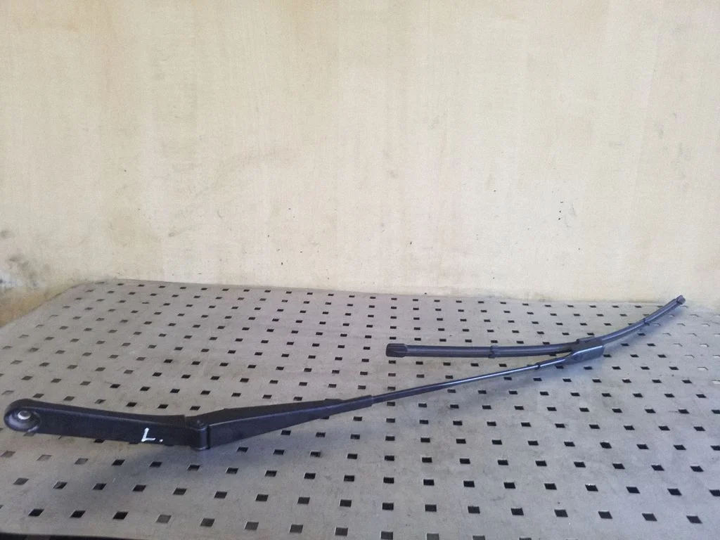 Front wiper blade arm 8F2955407