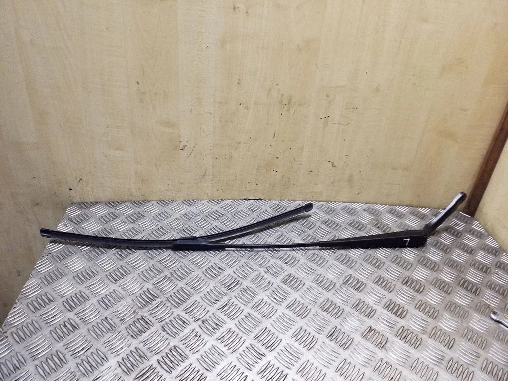 Ramię wycieraczki przedniej A0018206144