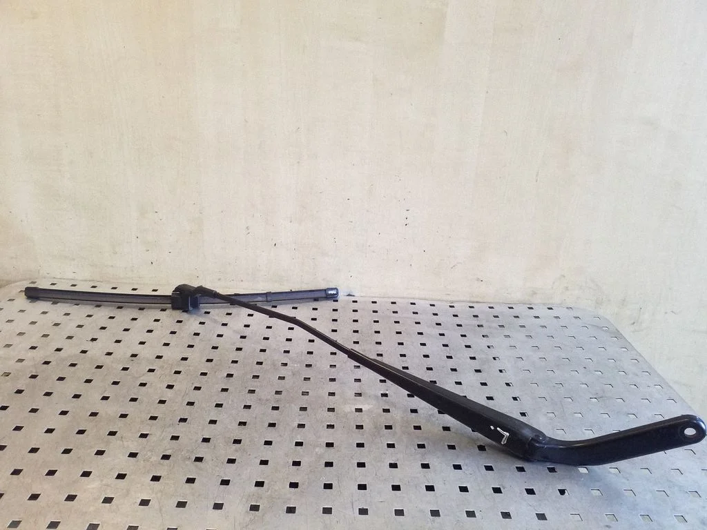 Front wiper blade arm 61617153745