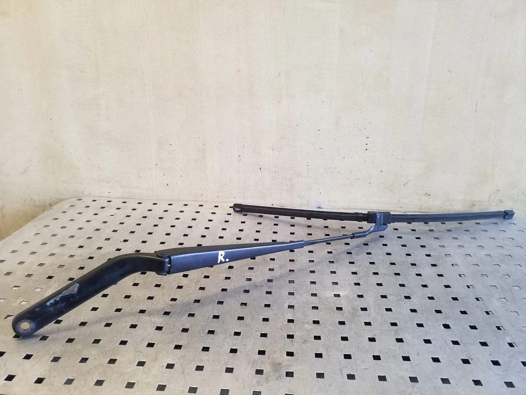 Front wiper blade arm 61617153742