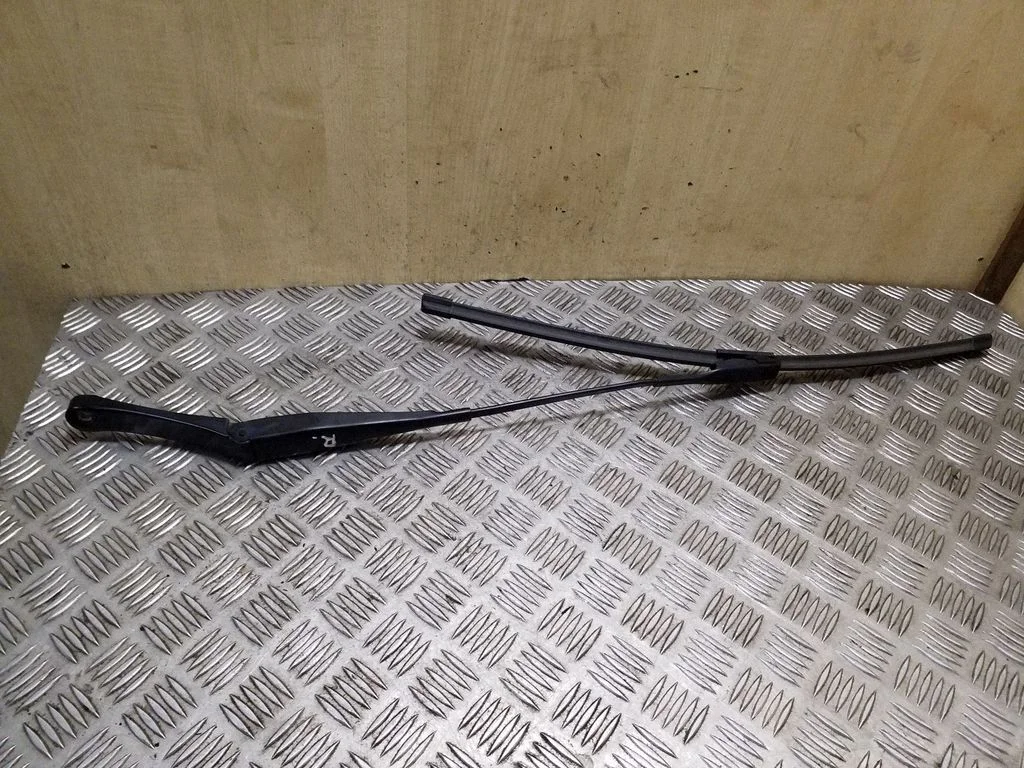 Front wiper blade arm 8R2955408B