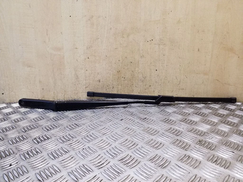 Front wiper blade arm 5L2955410