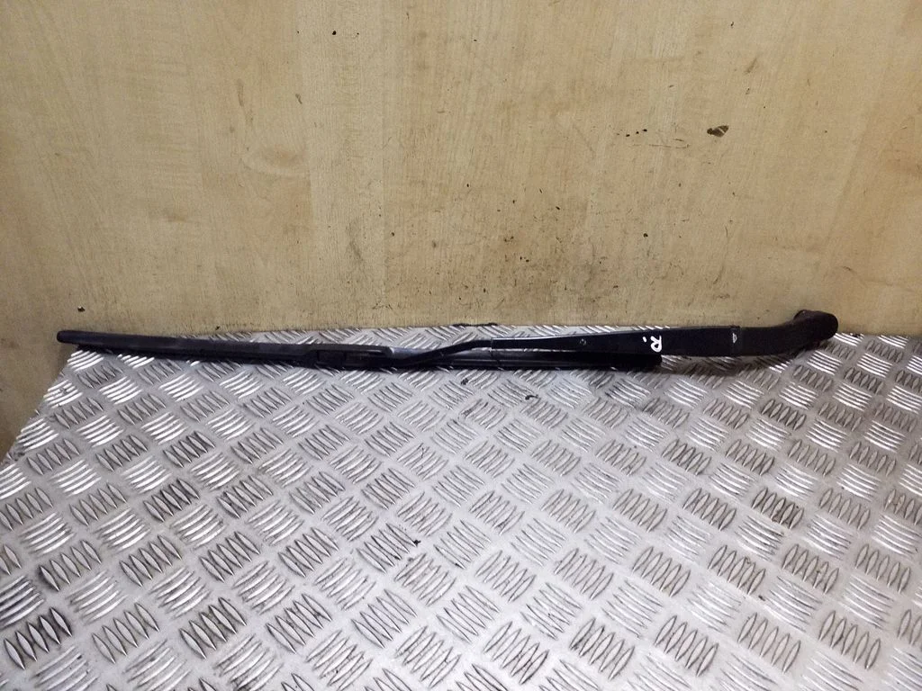Front wiper blade arm – right