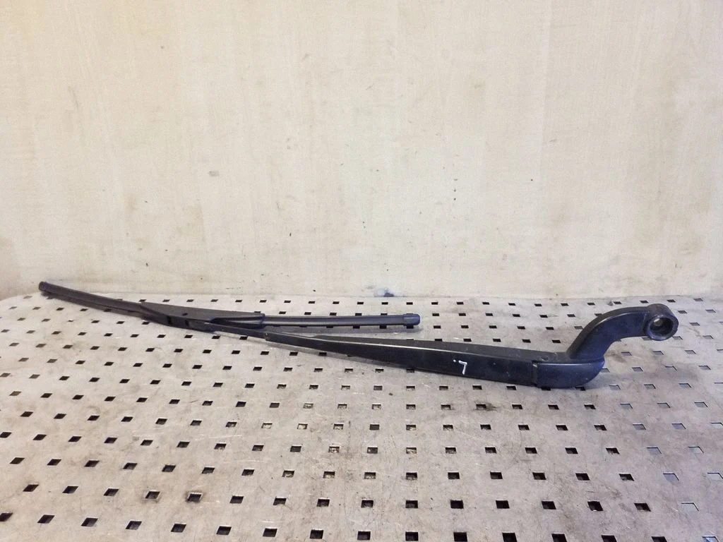 Front wiper blade arm DKB500060
