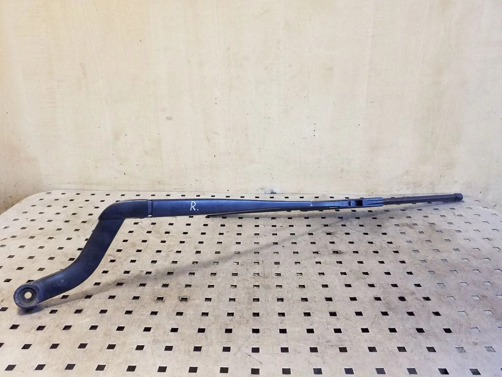 Front wiper blade arm DKB500040
