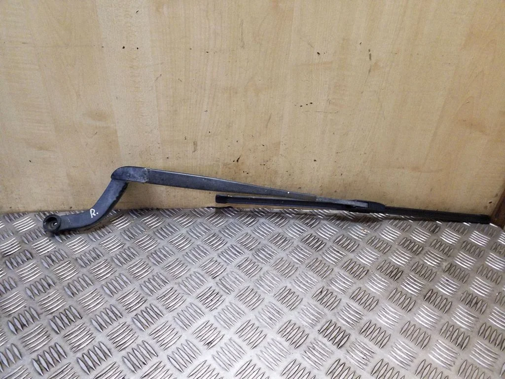 Front wiper blade arm DKB500041