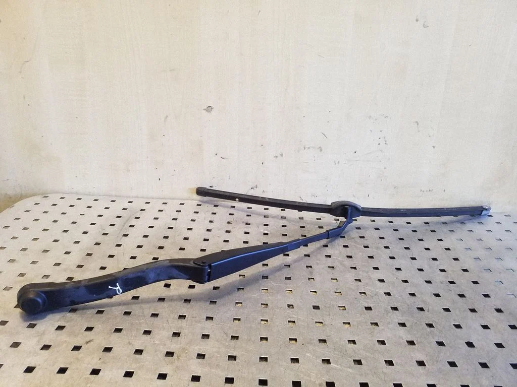 Front wiper blade arm – Mercedes-Benz E-Class W212 (2009-2016)
