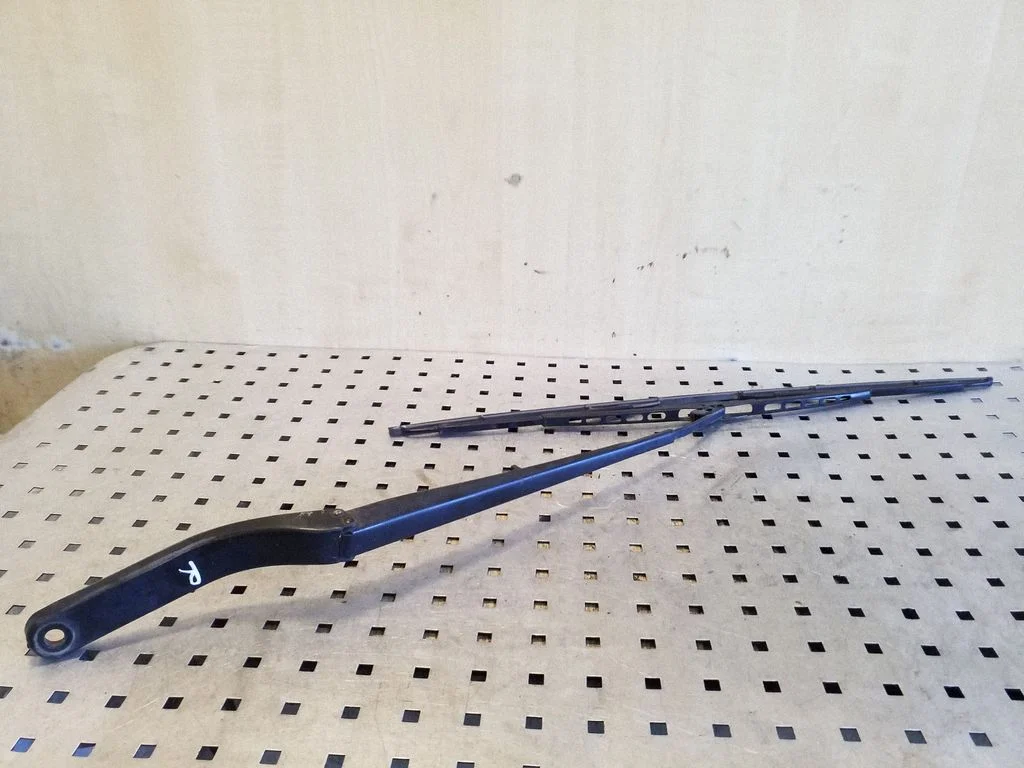 Front wiper blade arm 8245372DS