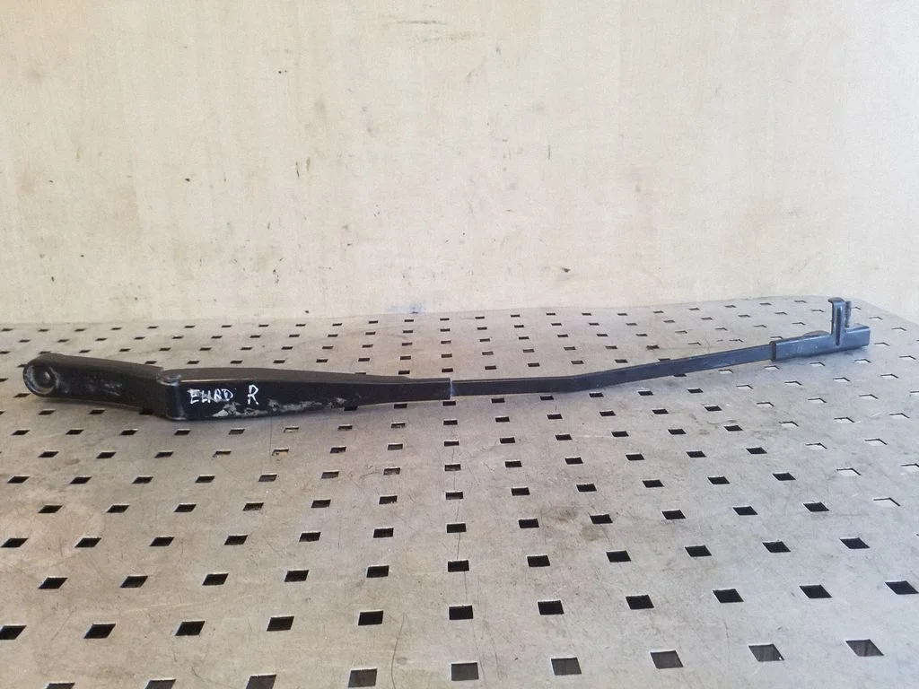 Front wiper blade arm – Volkswagen Golf Plus (2005-2013)