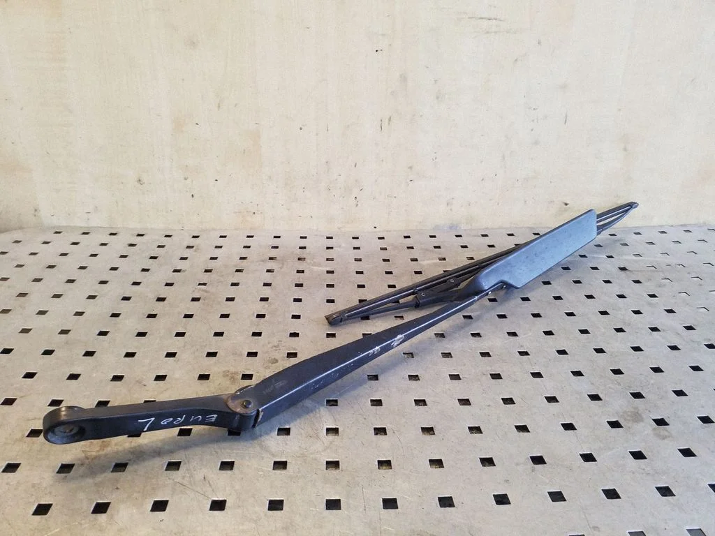 Front wiper blade arm – left