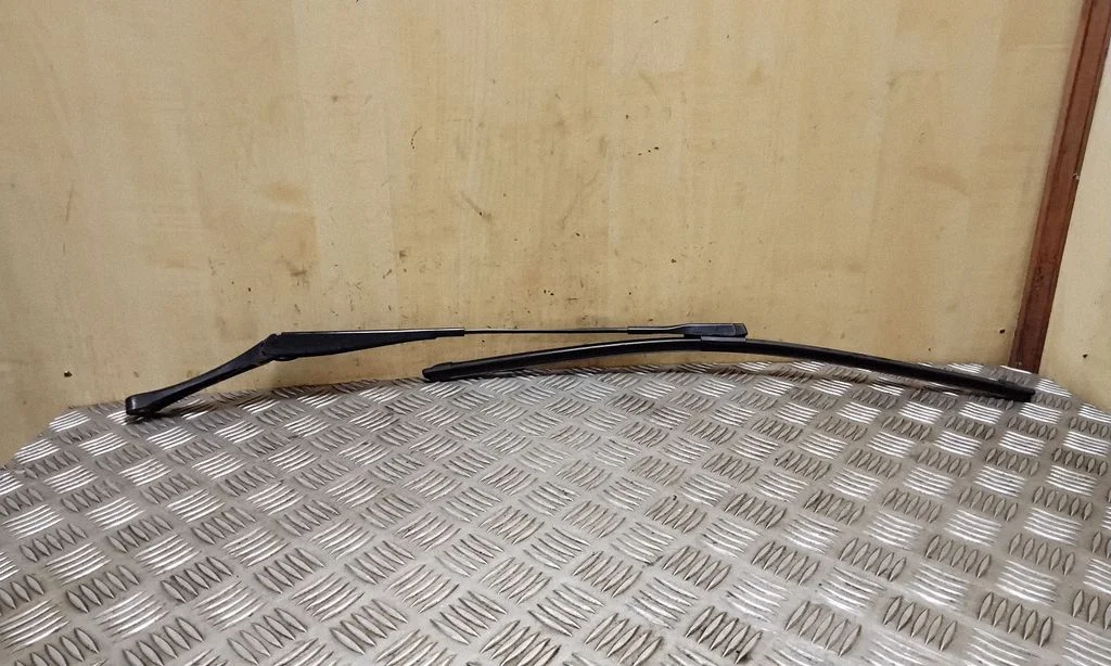 Front wiper blade arm 8R2955408B