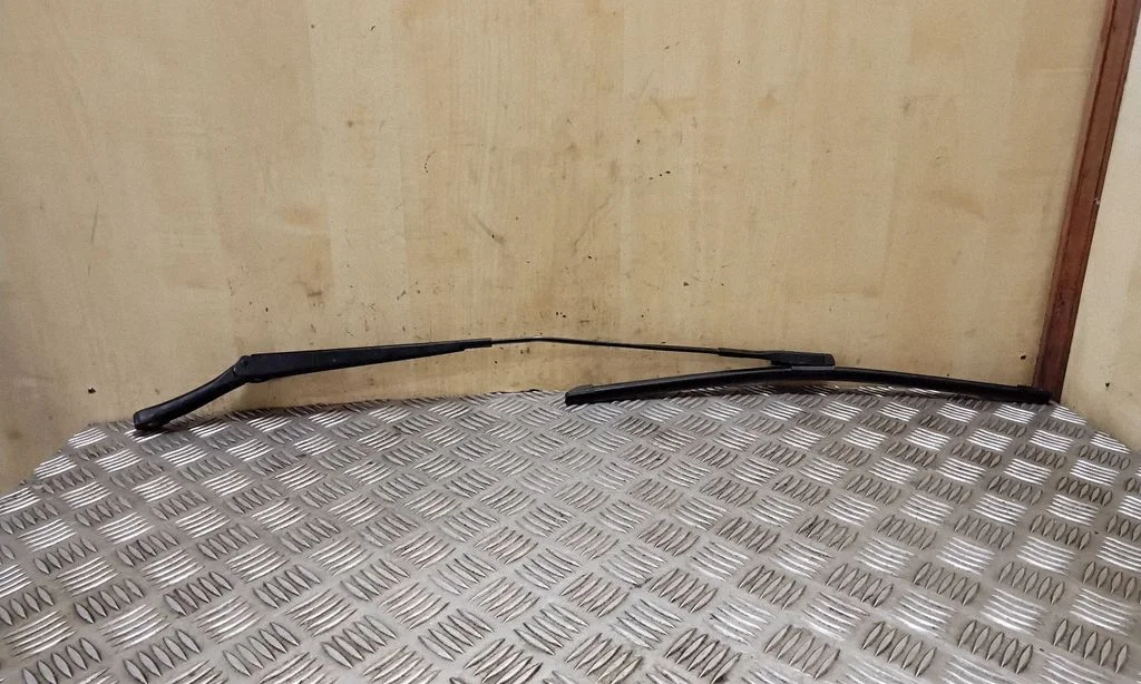 Front wiper blade arm 8R2955407B