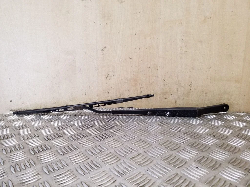 Front wiper blade arm – right