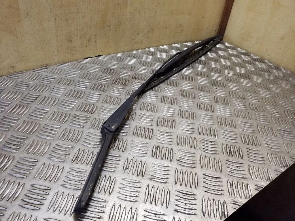 Front wiper blade arm – Opel Vivaro (2001-2014)