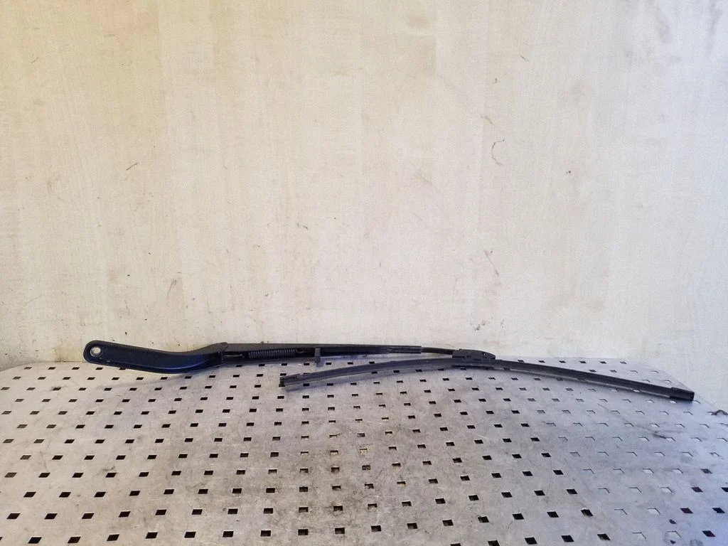 Front wiper blade arm – right