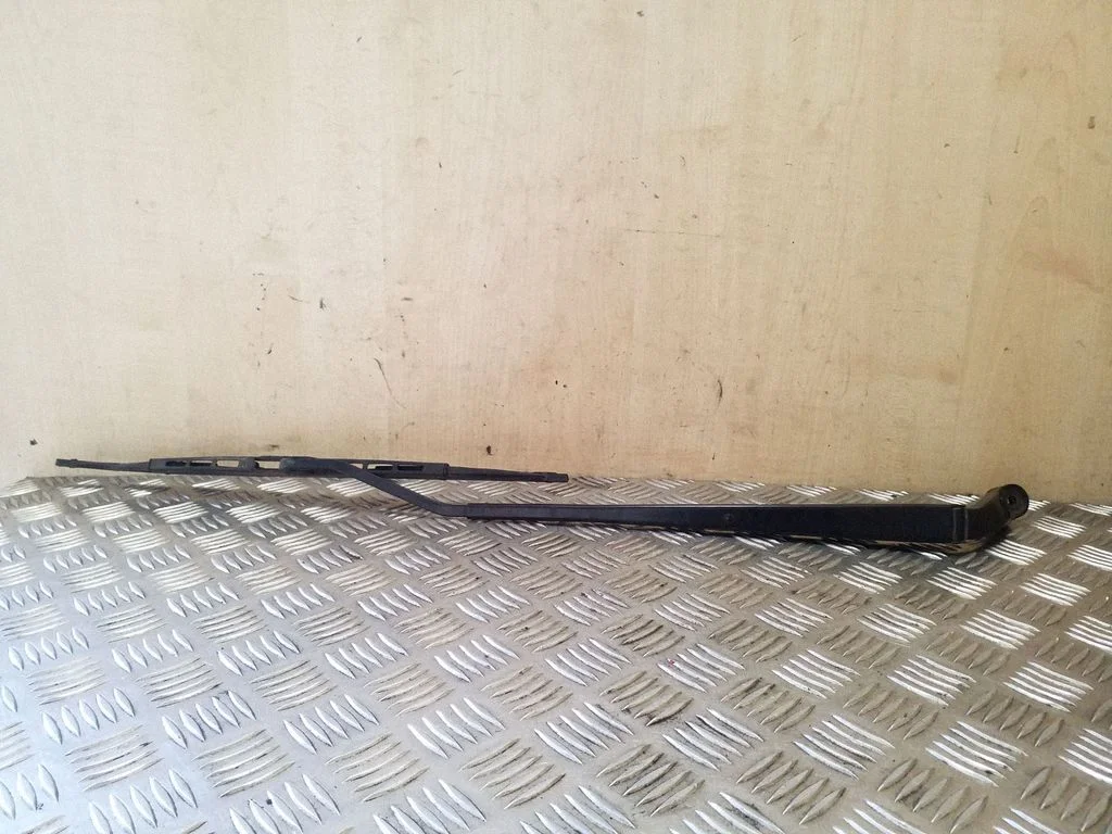 Front wiper blade arm – Toyota Matrix (E130) (2001-2008)