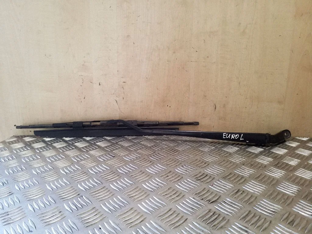 Front wiper blade arm – Toyota Matrix (E130) (2001-2008)