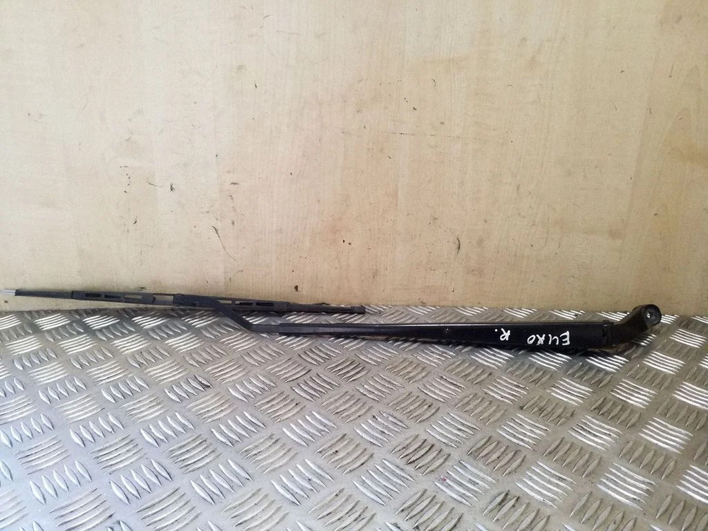 Front wiper blade arm – Toyota Matrix (E130) (2001-2008)