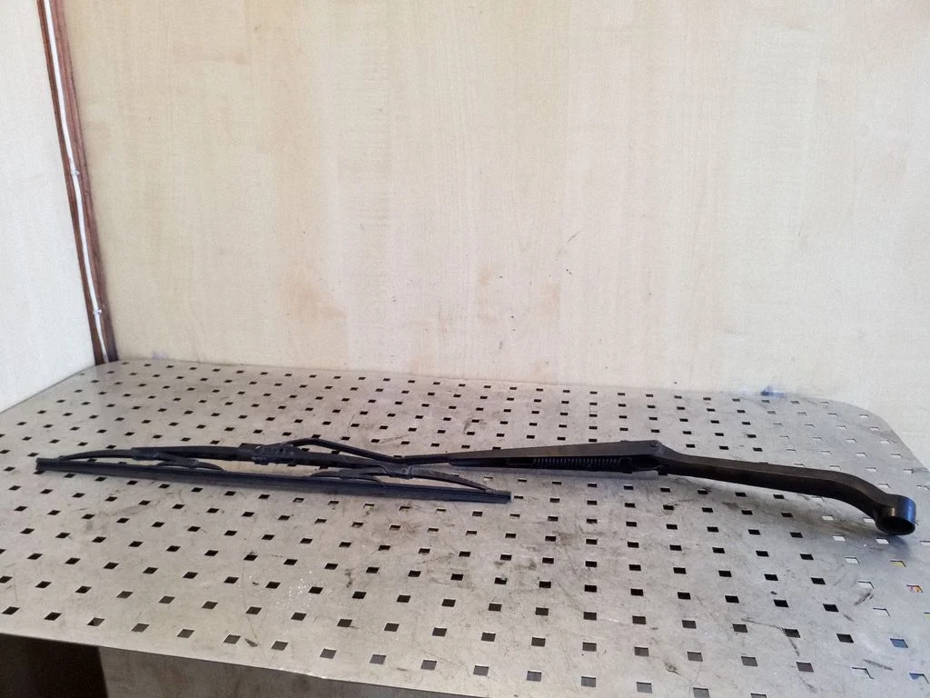 Front wiper blade arm – left