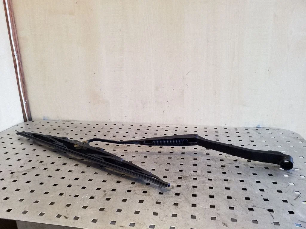 Front wiper blade arm – right