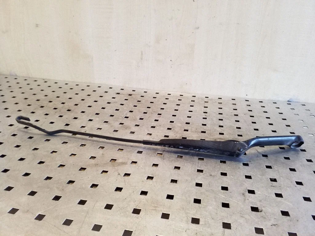 Front wiper blade arm – Opel Vectra B (1996-2002)