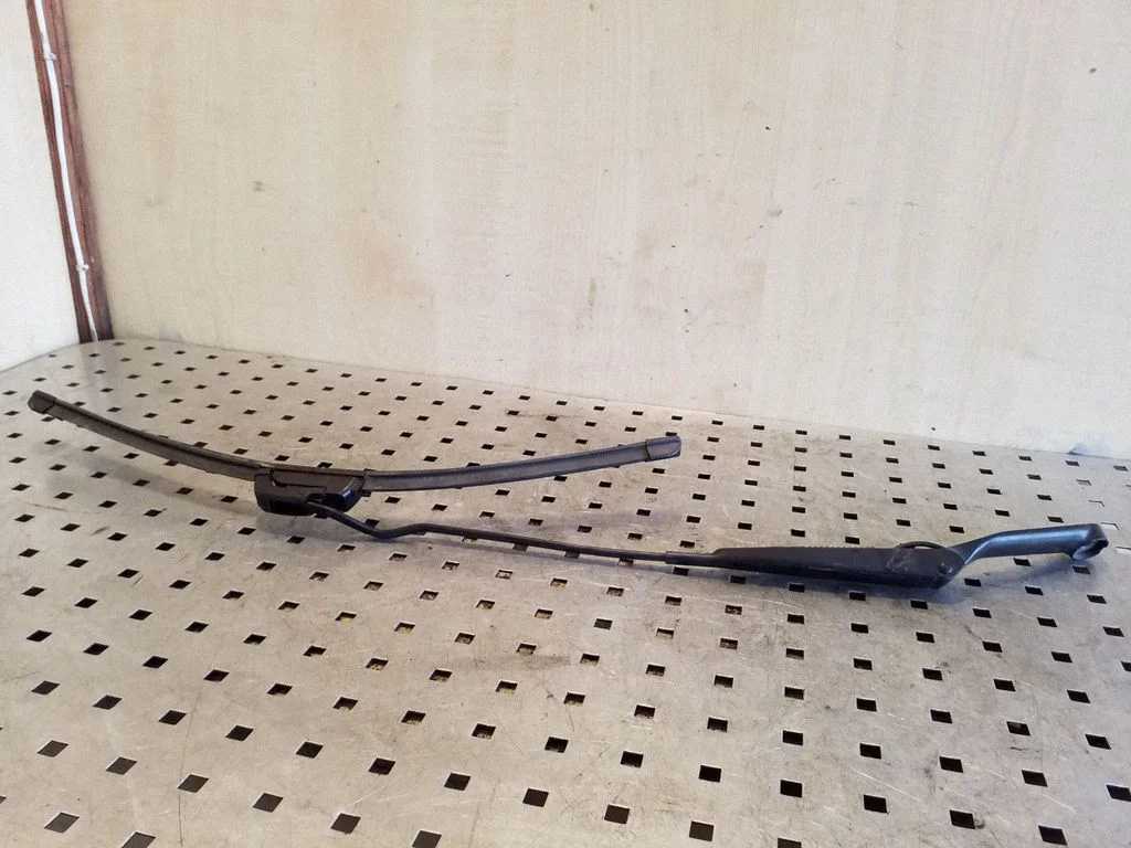 Front wiper blade arm – Opel Vectra B (1996-2002)