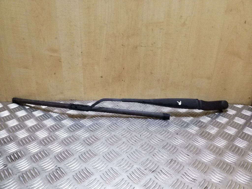 Front wiper blade arm – right