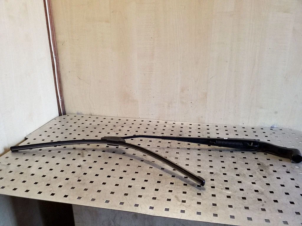 Front wiper blade arm – right