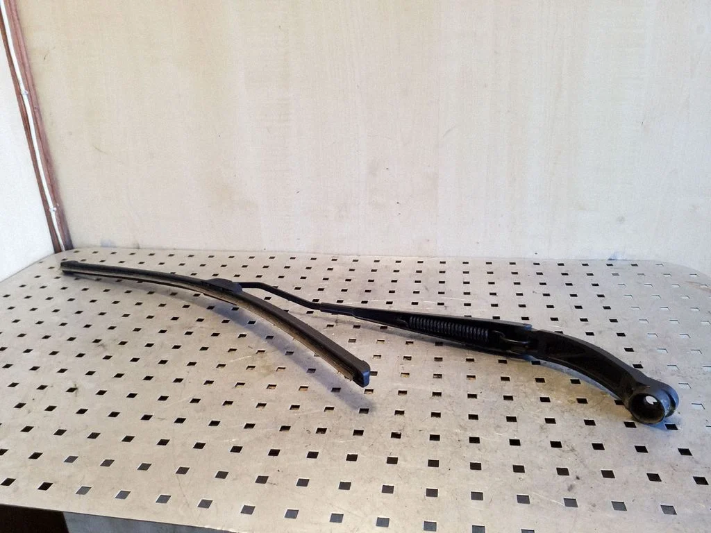 Front wiper blade arm – right