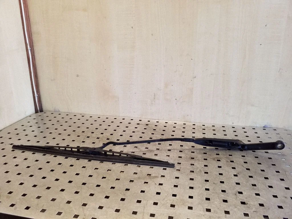 Front wiper blade arm – Opel Vectra B (1996-2002)