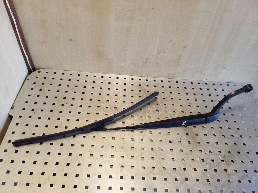 Front wiper blade arm DKB500041