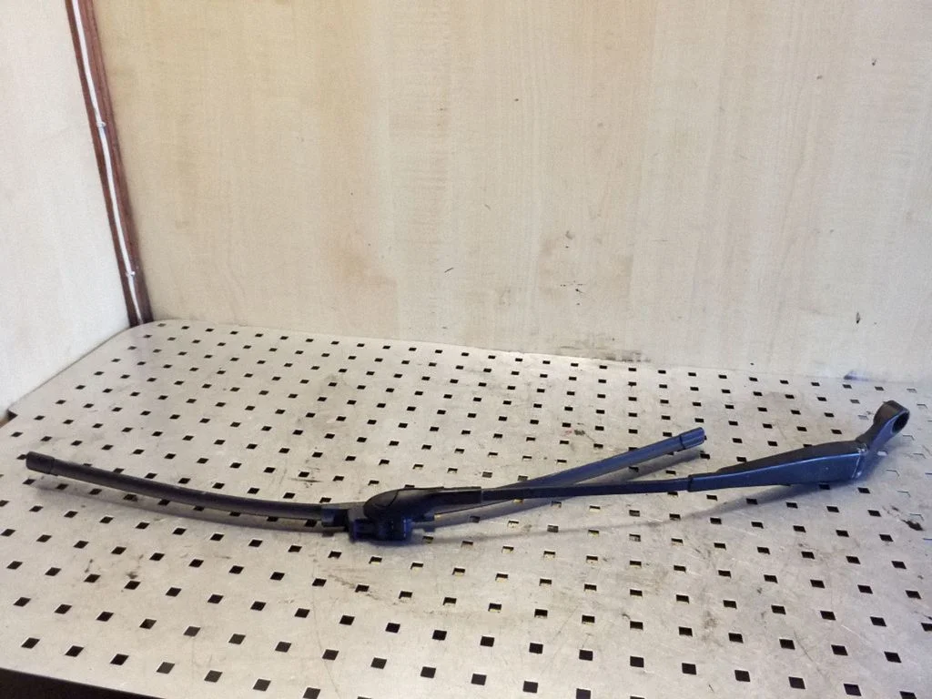 Ramię wycieraczki przedniej 7L5955408D