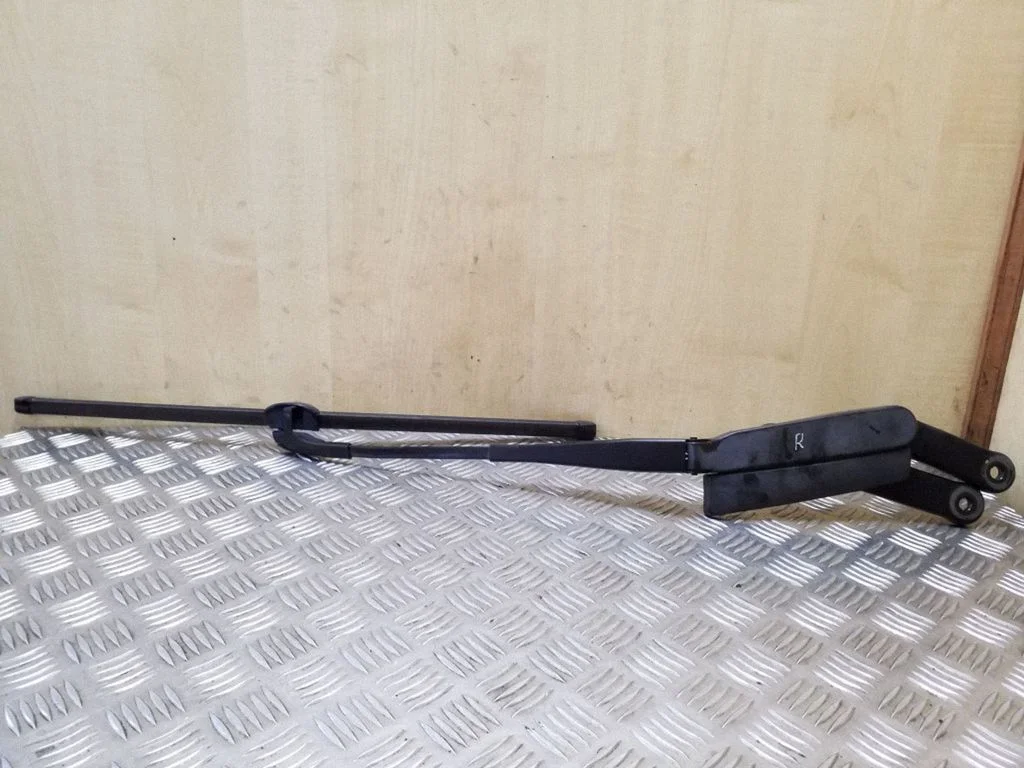 Front wiper blade arm – Volkswagen Touareg II (2010-2018)