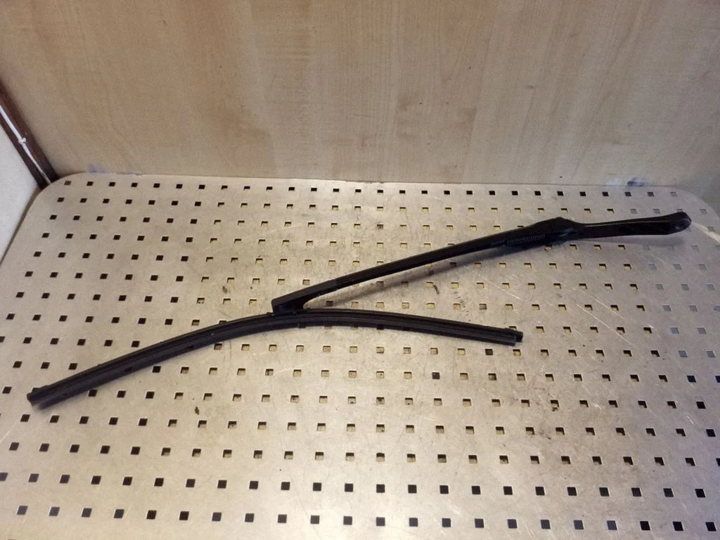 Front wiper blade arm – left