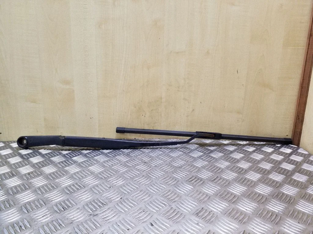 Front wiper blade arm – right