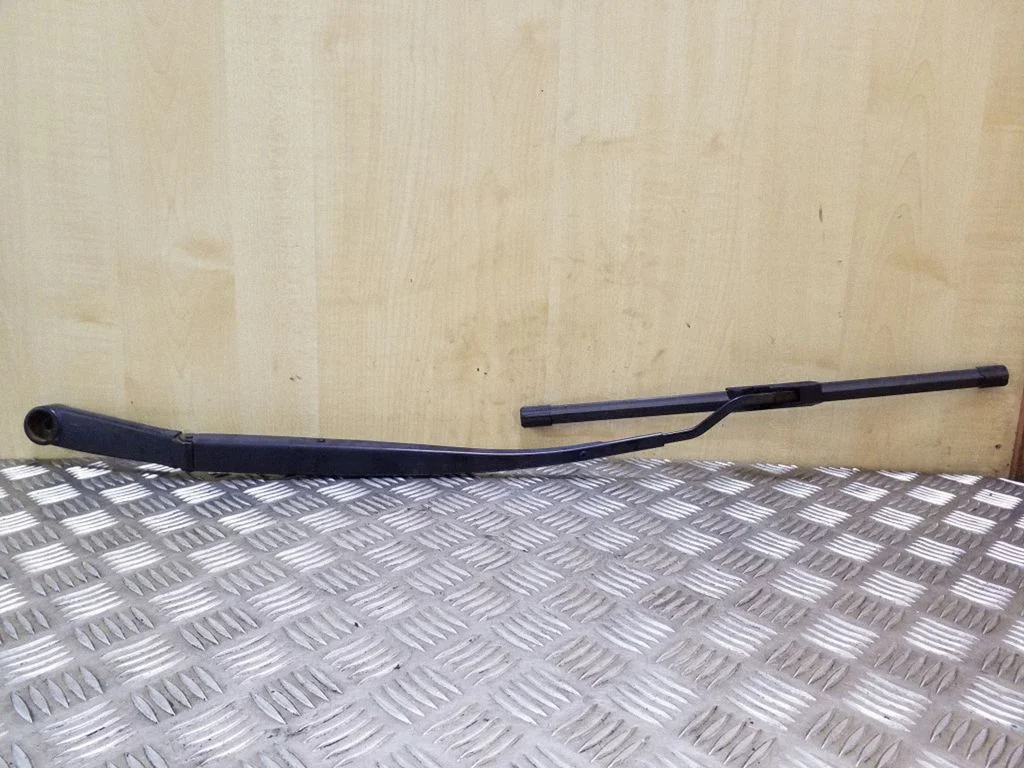 Front wiper blade arm – left