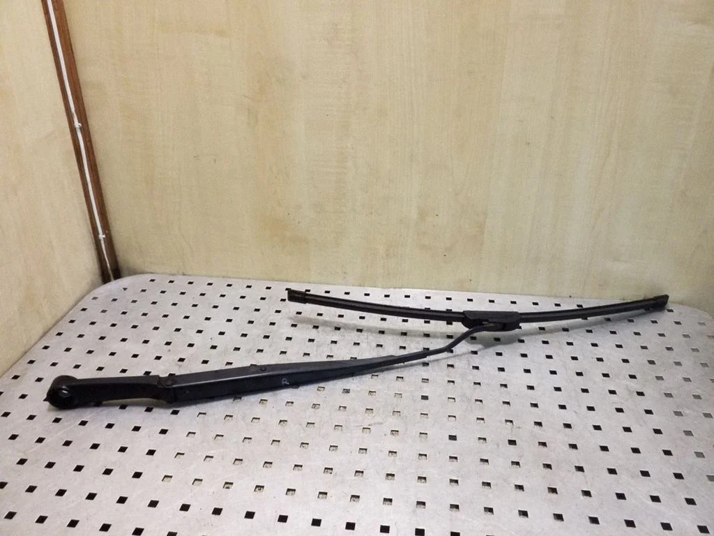 Front wiper blade arm – right
