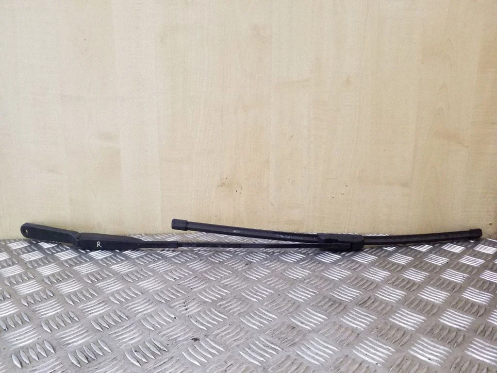 Front wiper blade arm 7700311585 – Renault Trafic II (X83) (2001-2014)
