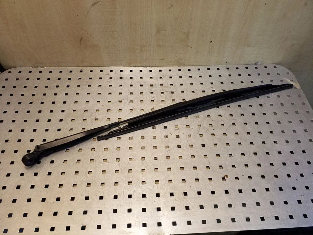 Front wiper blade arm A1688200644