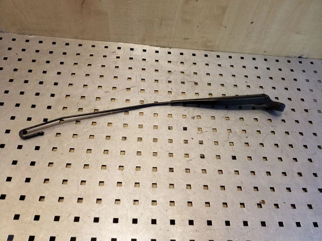Front wiper blade arm A1688200544