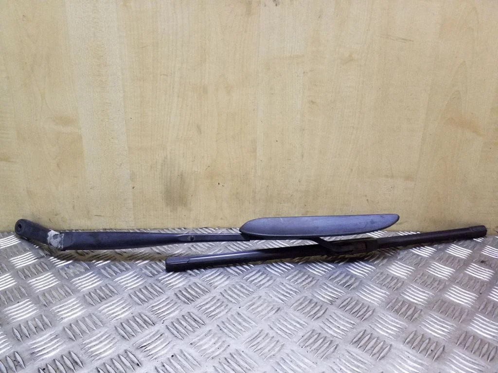 Front wiper blade arm – right