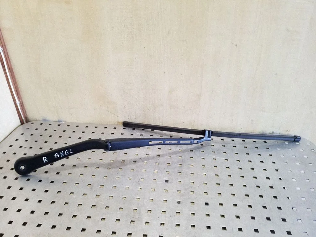 Front wiper blade arm 61617171640