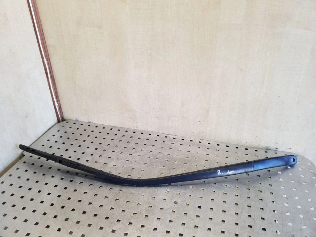 Front wiper blade arm – right