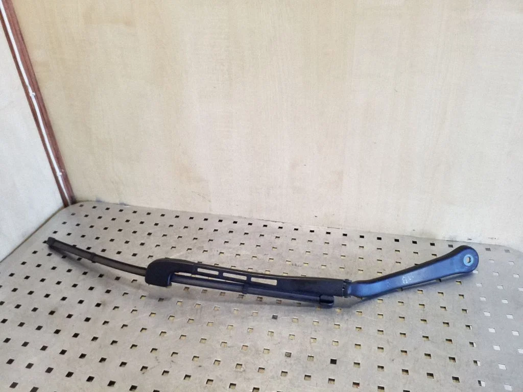 Front wiper blade arm – right