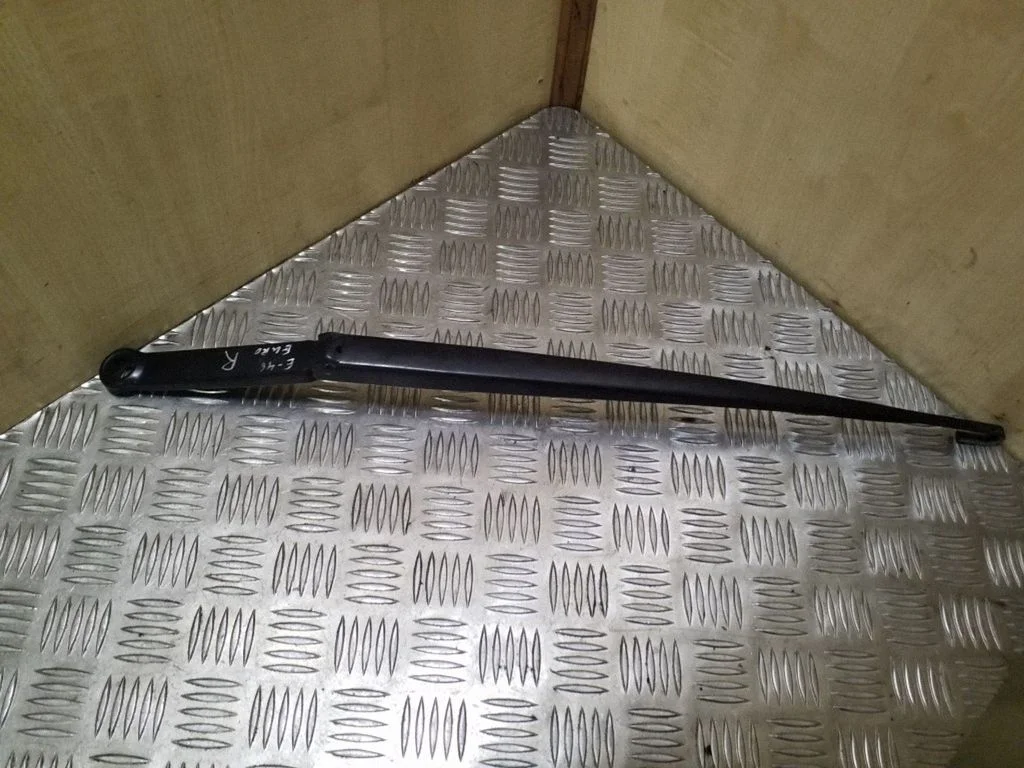 Ramię wycieraczki przedniej – prawa