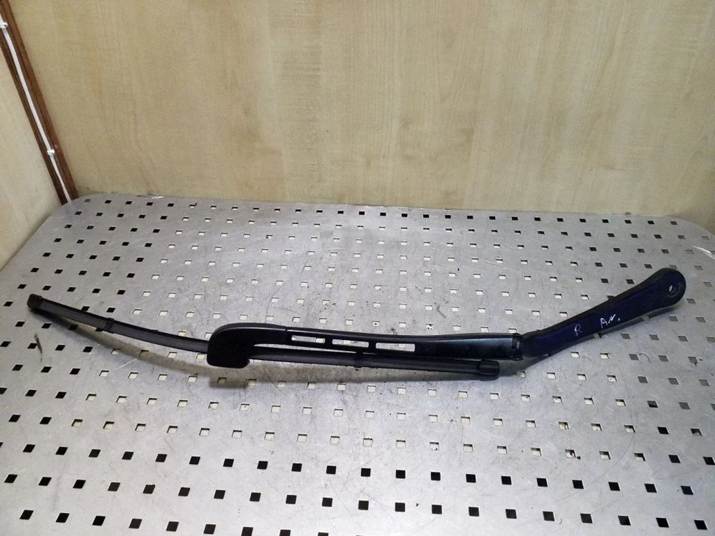 Front wiper blade arm 61617171640